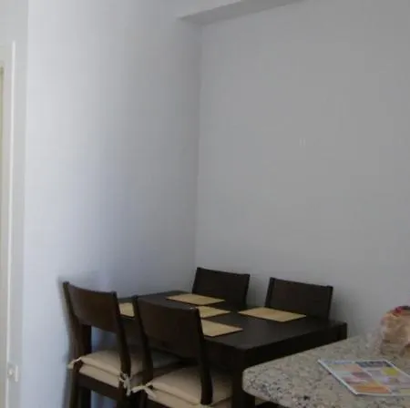 Apartment Oasis 4 - - Sleeps 4 *